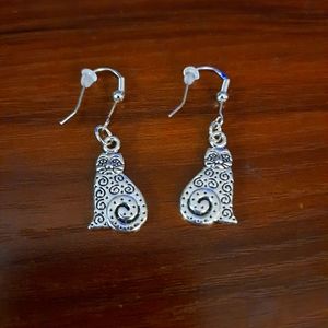 Charming sitting cat earrings